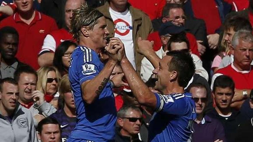 Torres celebra con Terry el gol que marcó ante el Arsenal. / eddie kheog