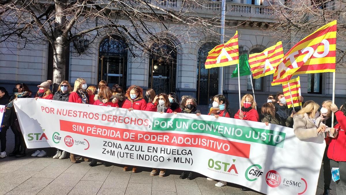 Protesta de los trabajadores de la Zona Azul, Z + M, de Zaragoza, en la plaza de España.