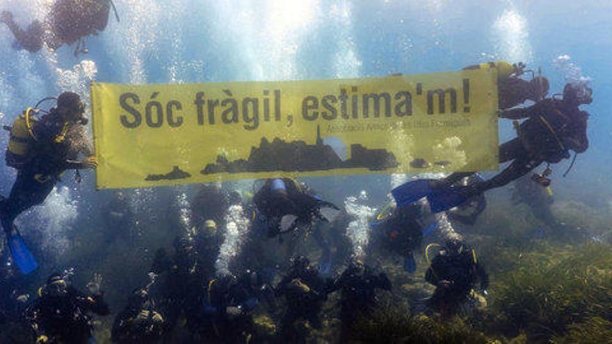 Submarinistes desplegant la pancarta a les Illes Formigues