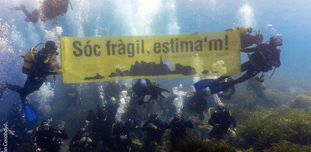 Submarinistes desplegant la pancarta a les Illes Formigues