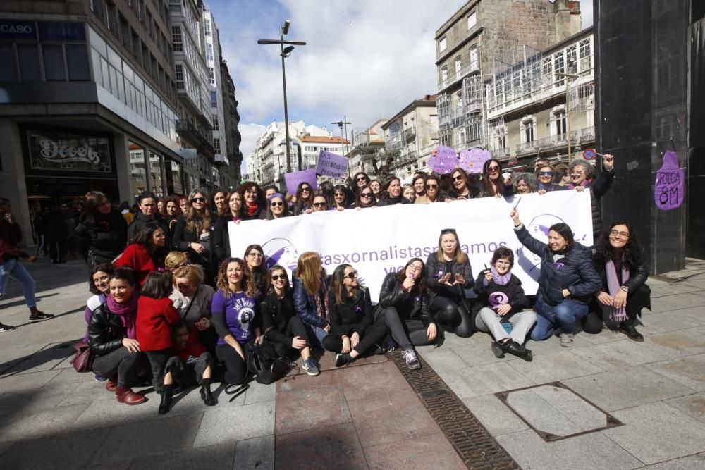 La "marea morada" de Vigo, en la calle Príncipe.