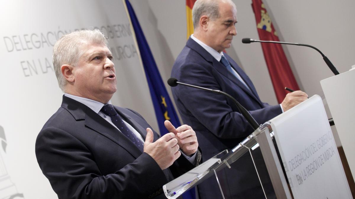 José Vélez y Francisco Pardo, este lunes en la rueda de prensa en la Delegación del Gobierno.