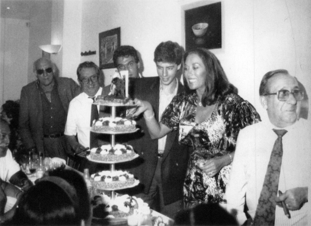 Finito de Córdoba recibiendo el  trofeo "Can Eladi" en la Monumental de Barcelona con la Vedette Tania Doris en 1990.