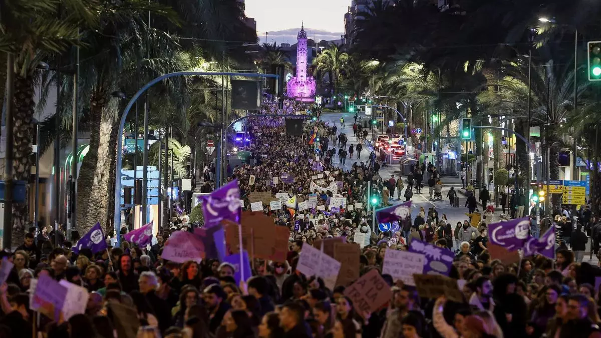 Las alicantinas concilian gracias al esfuerzo de las abuelas y de las migrantes