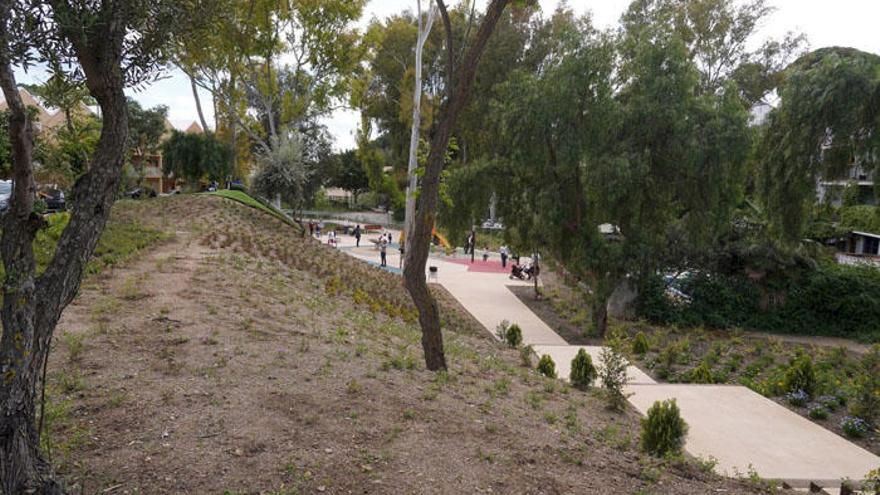 El alcalde Francisco de la Torre, y los concejales de distrito Este, Carlos Conde, de Ordenación del Territorio, Francisco Pomares, y de Sostenibilidad Medioambiental, José del Río, han visitado las barriadas del Limonar y Cerrado de Calderón.