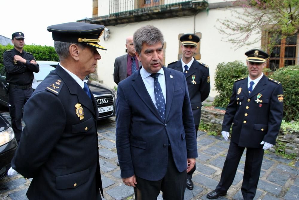 Ignacio Cosidó en la comisaría e Luarca para distinguir a dos agentes: Francisco García e Ignacio González- Cachón