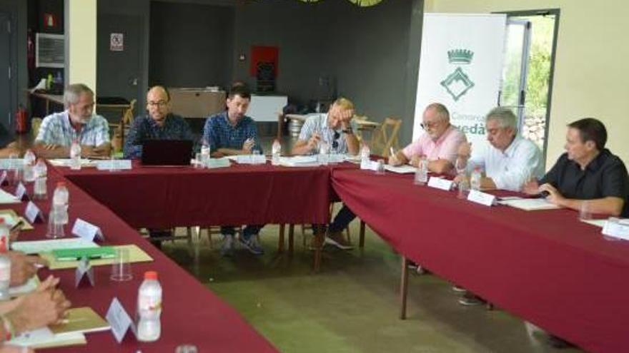 Alcaldes berguedans parlant de telecomunicacions a la comarca al darrer consell de batlles, a Vallcebre