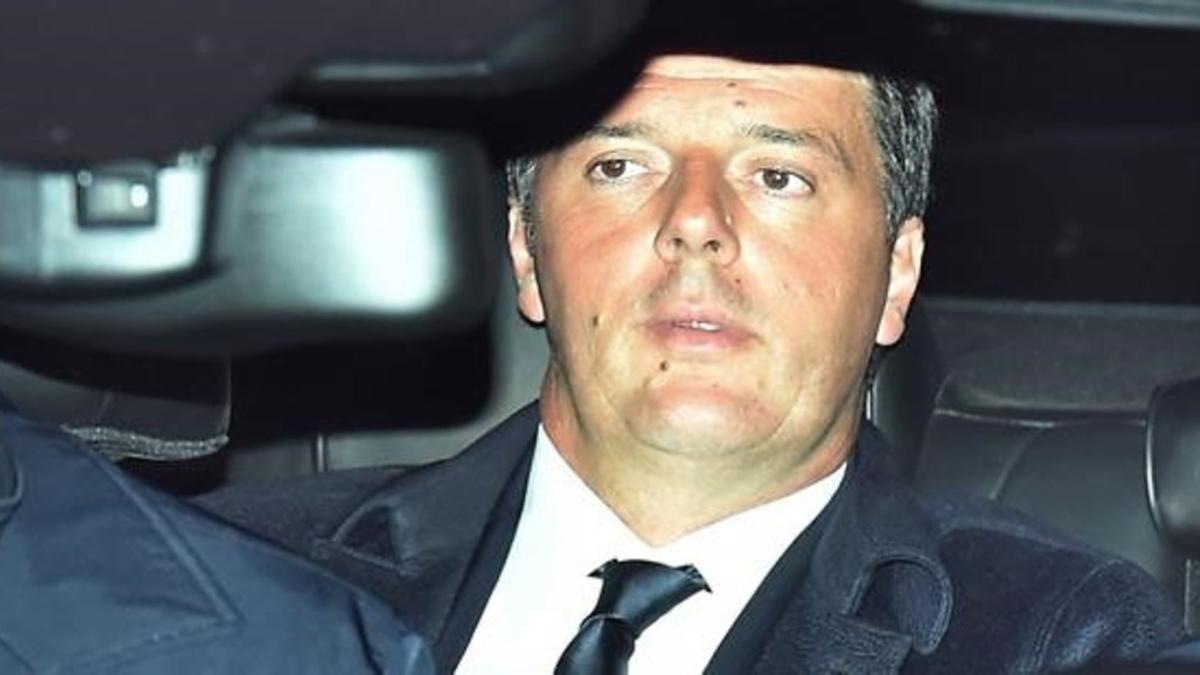 Matteo Renzi llega al palacio del Quirinale para presentar su dimisión.