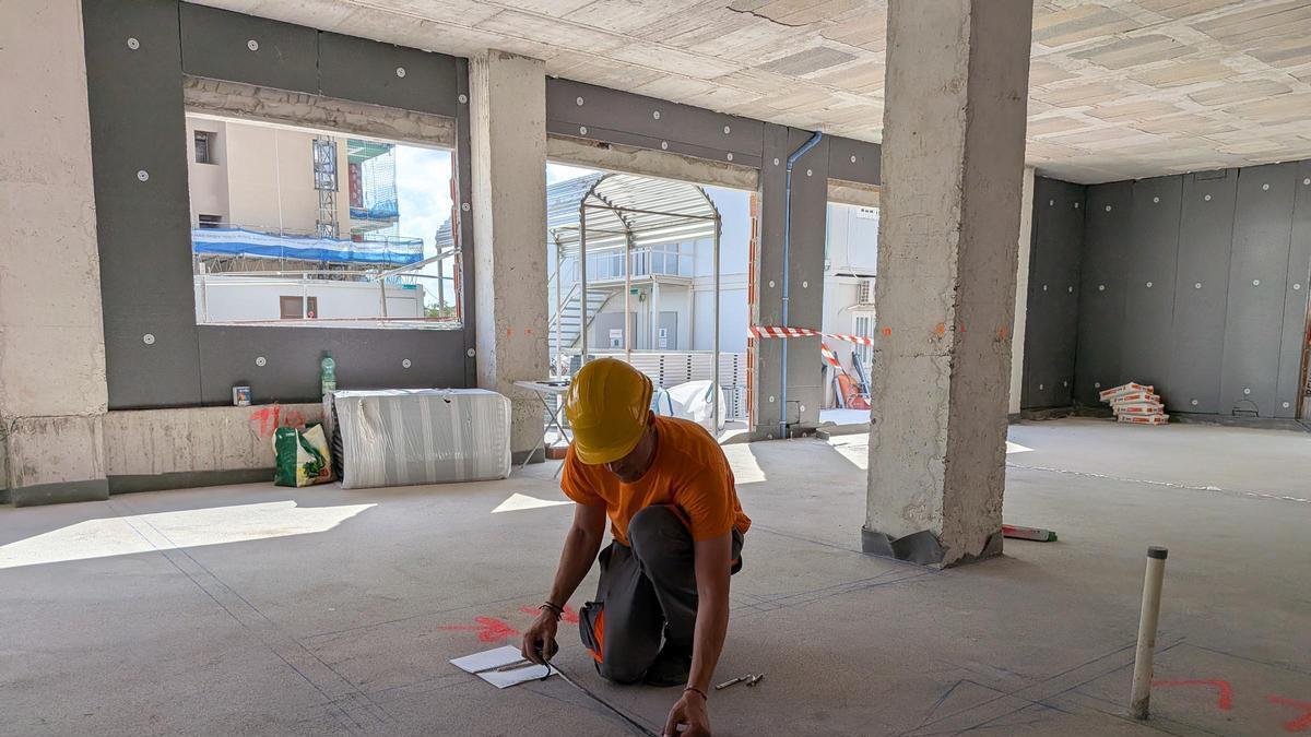 Una imagen de archivo de un obrero en un edificio.