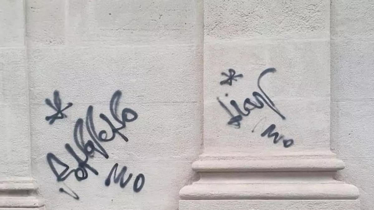 Pintadas en la fachada del Ayuntamiento