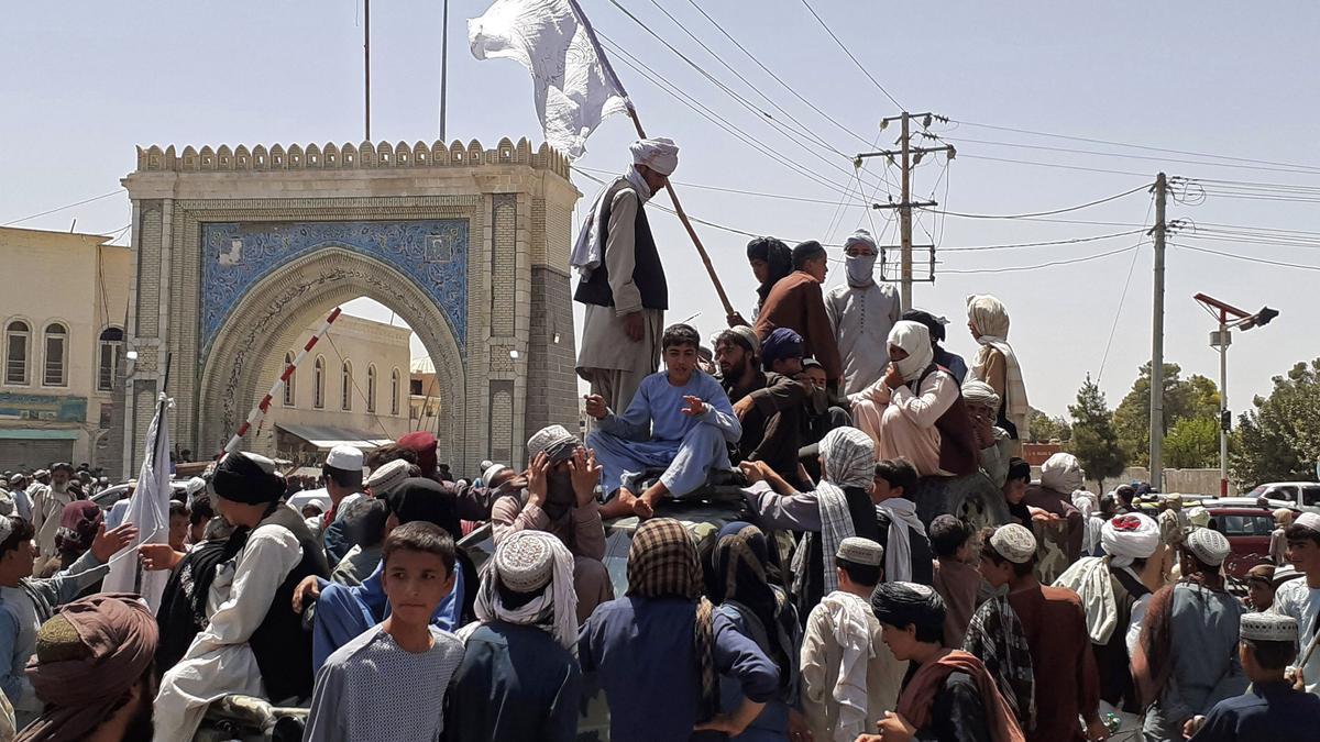 Talibanes en el centro de Kandahar tras la conquista de la ciudad.