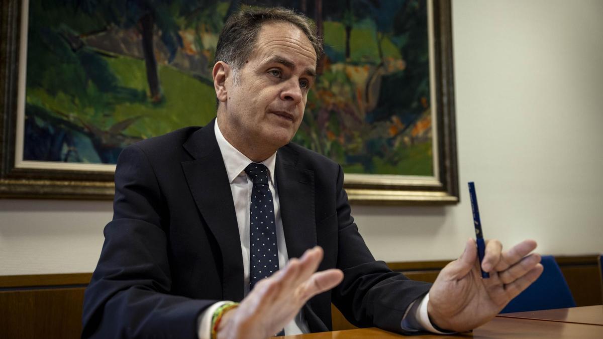 El consejero de Hacienda, Roberto Bermúdez de Castro, en el transcurso de la entrevista con este diario.