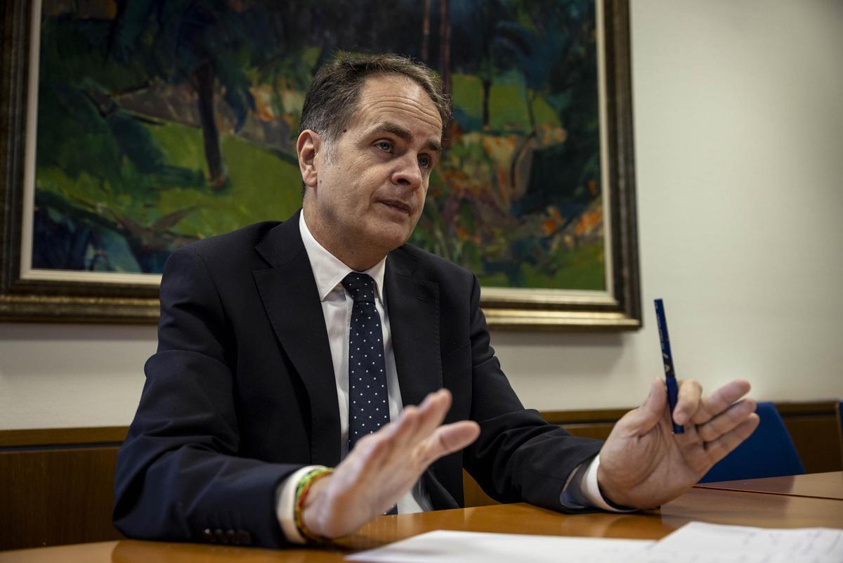 El consejero de Hacienda, Roberto Bermúdez de Castro, en el transcurso de la entrevista con este diario.