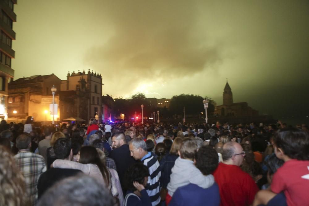 La noche de los fuegos en la Semana Grande de Gijón