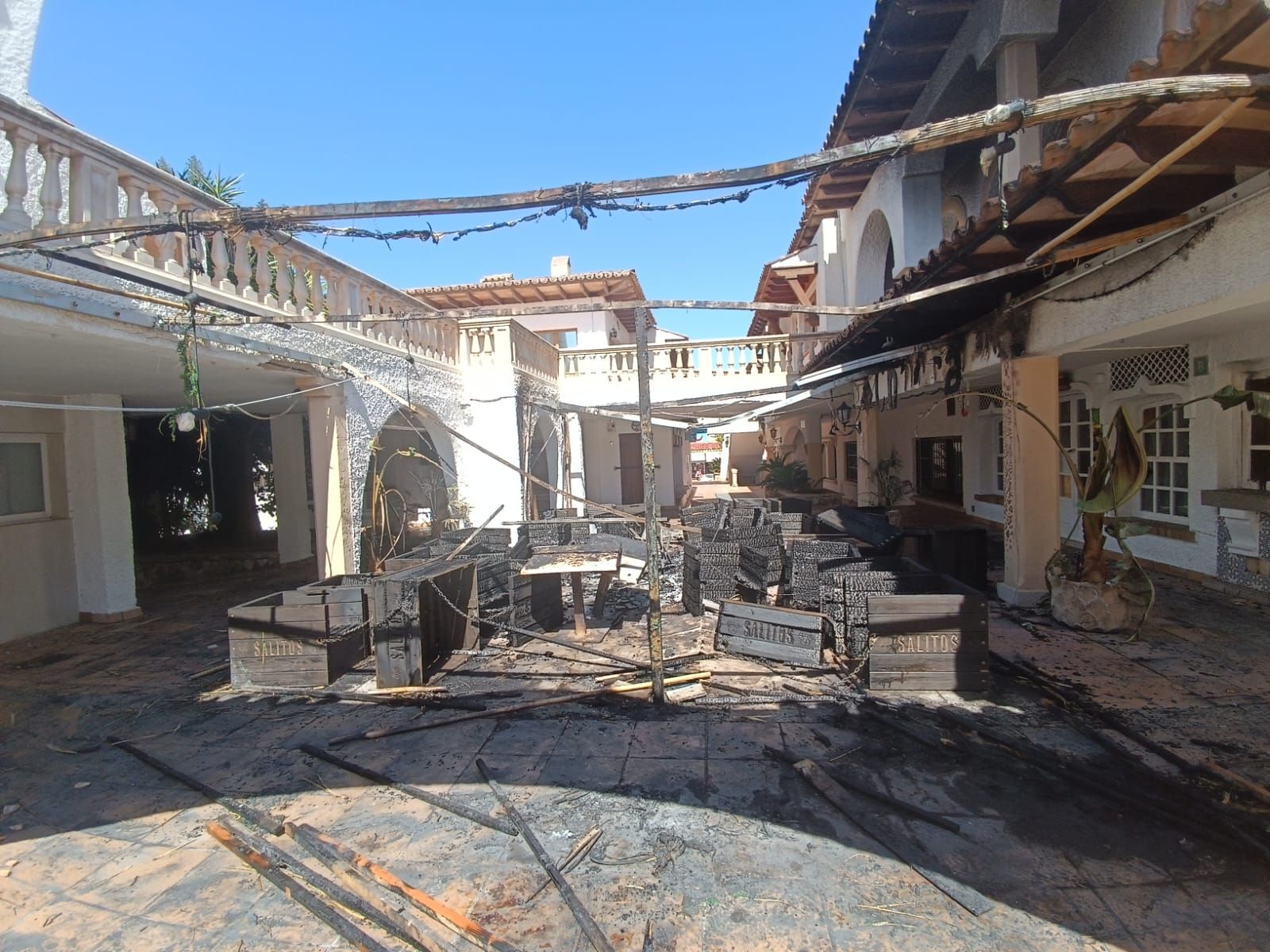 Incendio en Palma: así ha quedado el bar del complejo Riu Palace, en Playa de Palma,