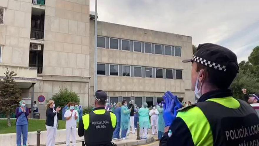 La Policía Local aplaude a los sanitarios del Materno