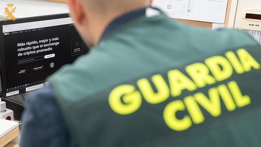 La Guardia Civil desmantela una red de estafadores digitales que operaba con falsas ofertas de empleo en Canarias