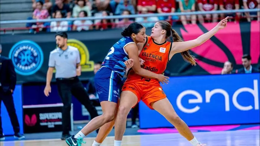Isa Hernández y Amelia Alonso, campeonas de la Supercopa LF Endesa con el Valencia Basket.