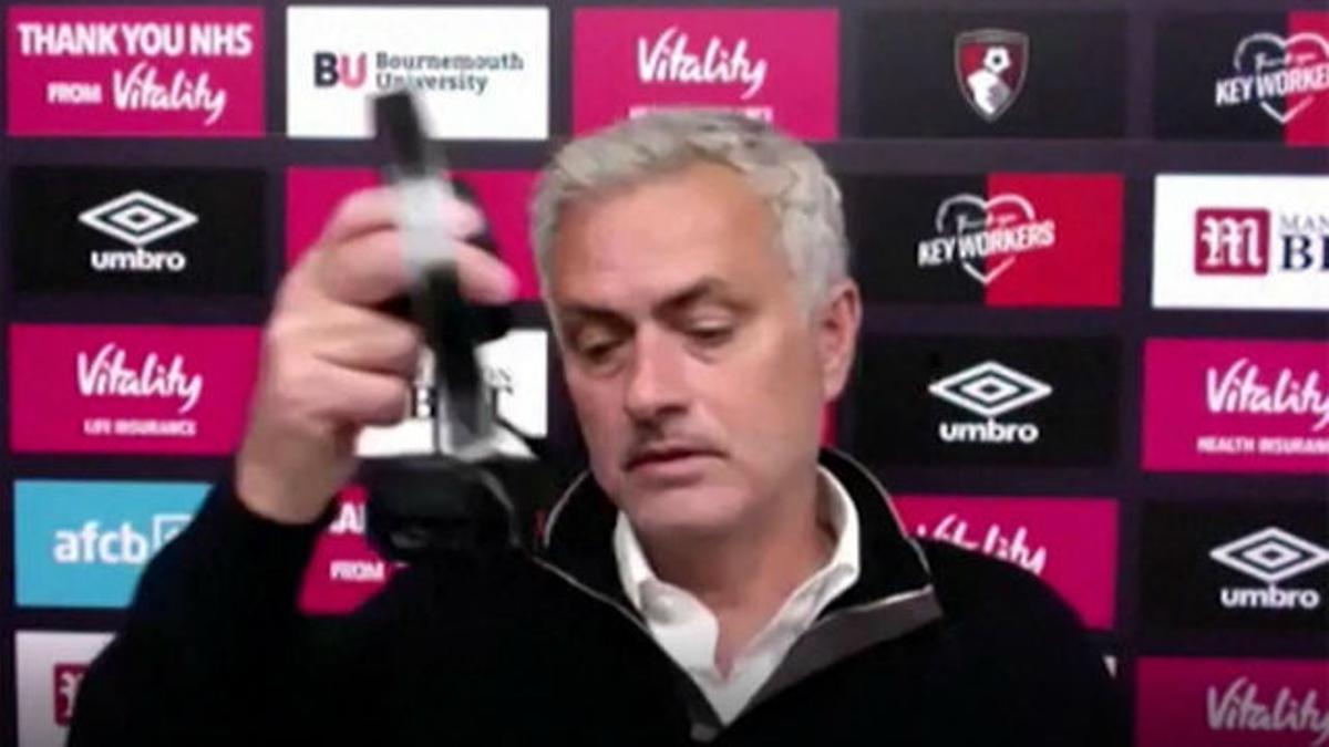 Mourinho se harta y se marcha de una rueda de prensa... ¡por los problemas técnicos!