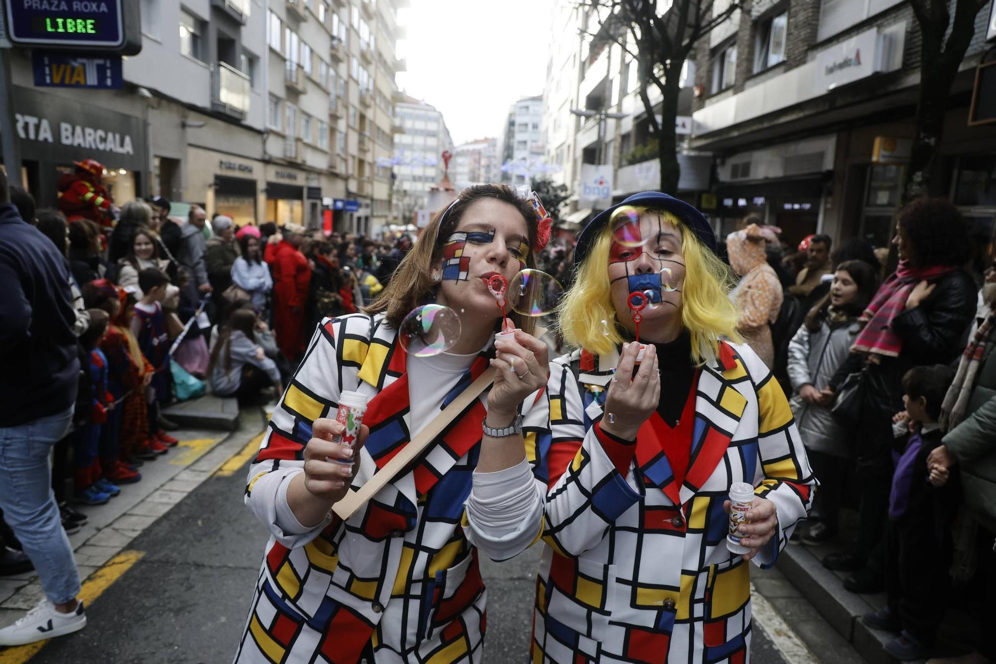 Santiago disfruta del tradicional desfile de martes de Entroido