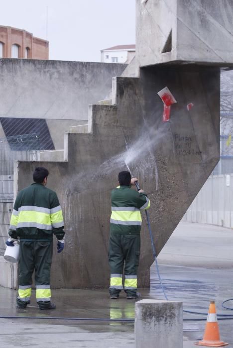 Destrossen les plaques de la plaça de U d'octubre