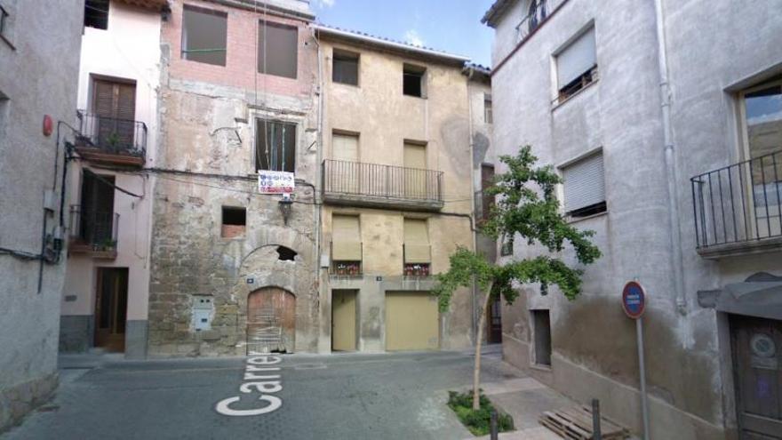 La casa afectada està situada al carrer Tres Fonts, al costat de la plaça de la Vila.