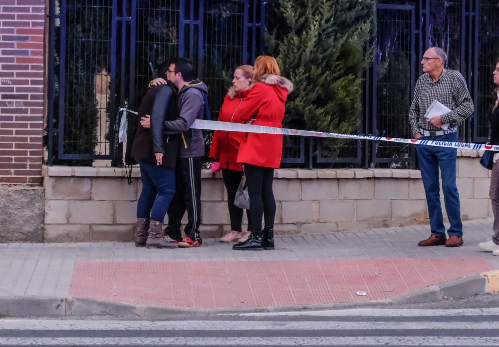 Un hombre dispara 5 veces a su pareja delante de su hijo en un colegio de Elda y se suicida