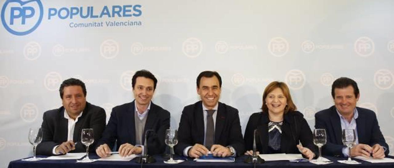 Martínez Maíllo y Bonig, ayer con los tres presidentes provinciales del PP durante la Junta Directiva Regional.