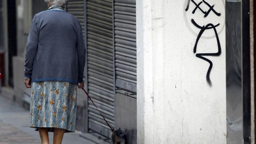 Una mujer pasea en soledad.