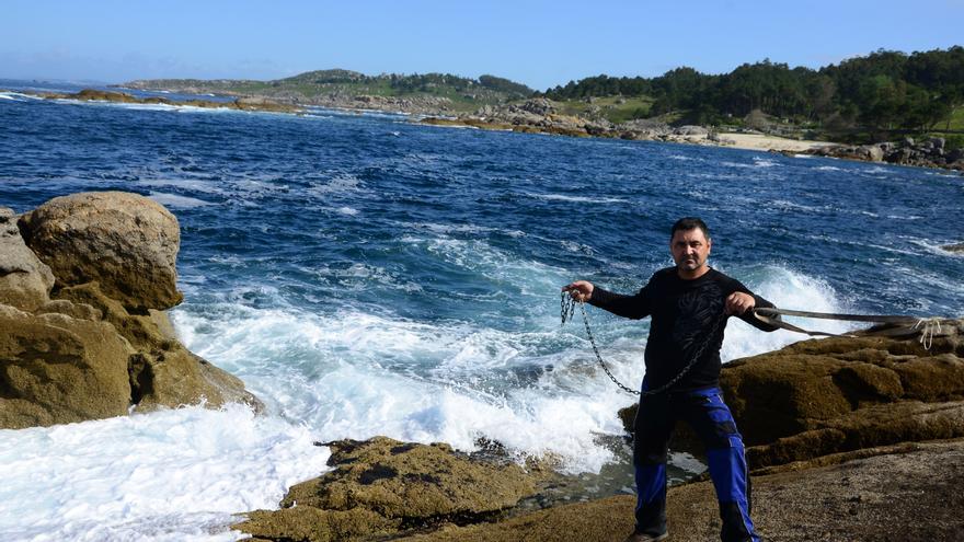 Rescatan a un pescador  que cayó al mar  desde unas rocas en Bueu