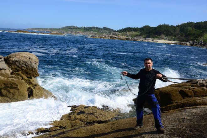 Rescatan a un pescador  que cayó al mar  desde unas rocas en Bueu