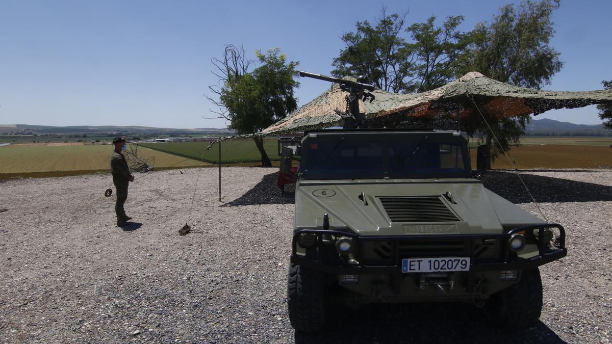 Un vehículo militar en los terrenos donde se ubicará la base logística del Ejército en Córdoba.