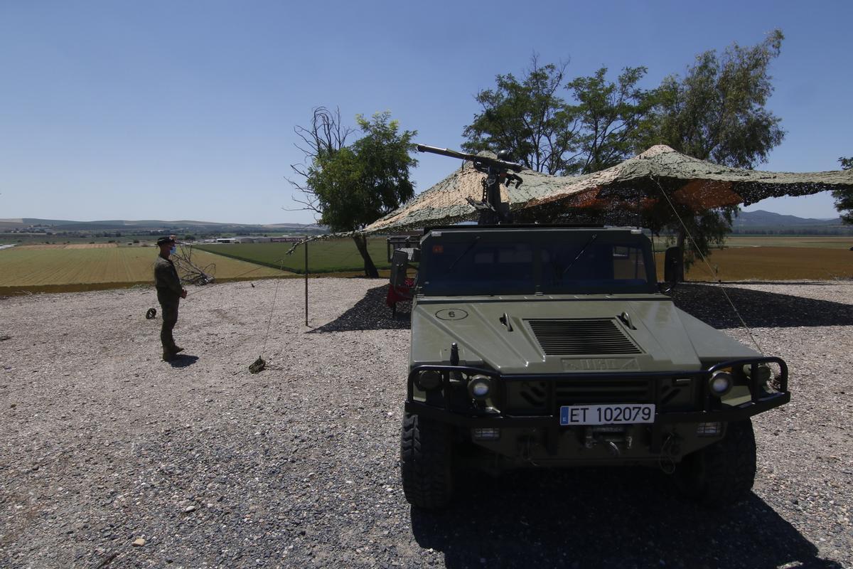 Un vehículo militar en los terrenos donde se ubicará la base logística del Ejército en Córdoba.