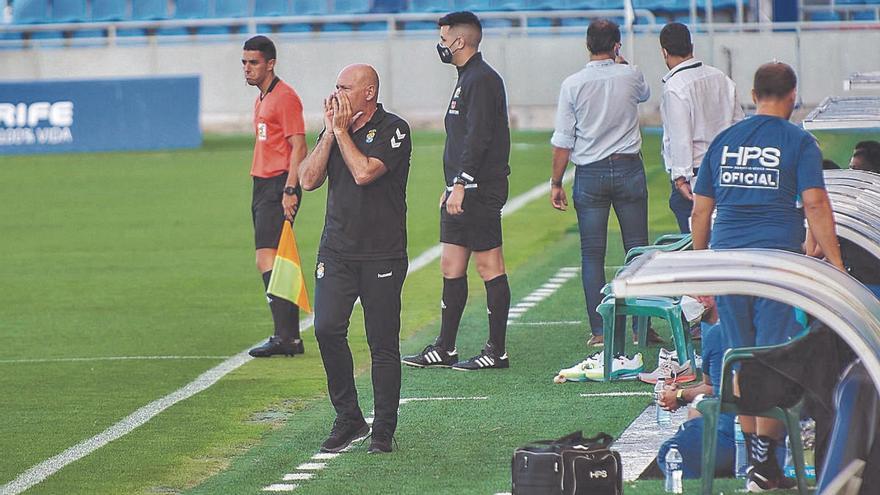 Pepe Mel, técnico de la UD Las Palmas, da instrucciones a sus jugadores desde la banda del Heliodoro Rodríguez López el pasado viernes.