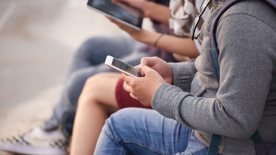 Un grupo de personas utilizando dispositivos móviles.
