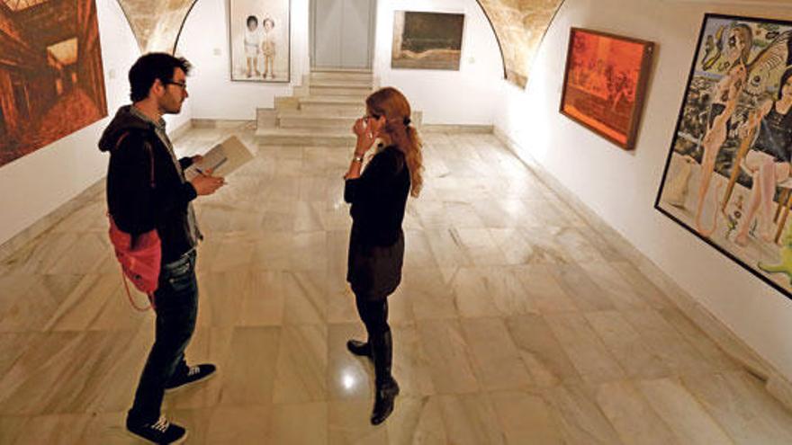 La responsable de Arte y Cultura de la Fundación Barceló, Pilar Pujol, explicando un pasaje de la exposición.