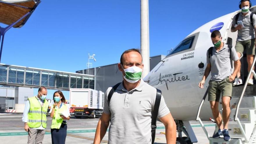 Nino encabezando la expedición del Elche nada más bajar del avión al llegar a Madrid