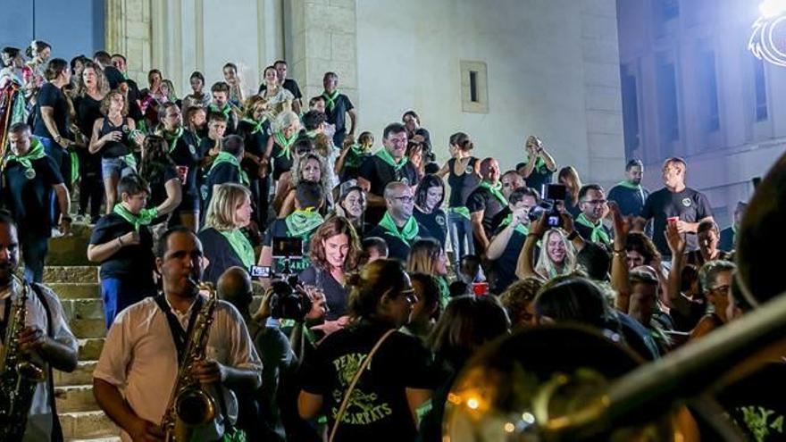 Cientos de personas participaron ayer en la Entrà de Penyes, en el primer día de fiestas.