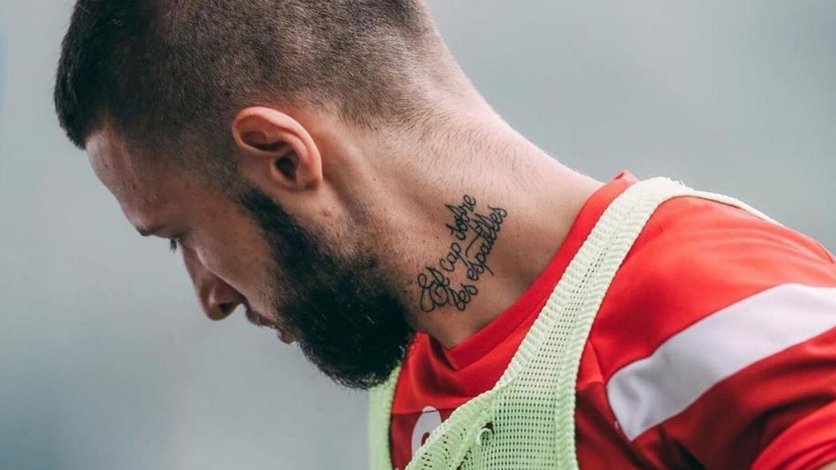 El tatuatge que David Juncà duu ben visible al seu coll.