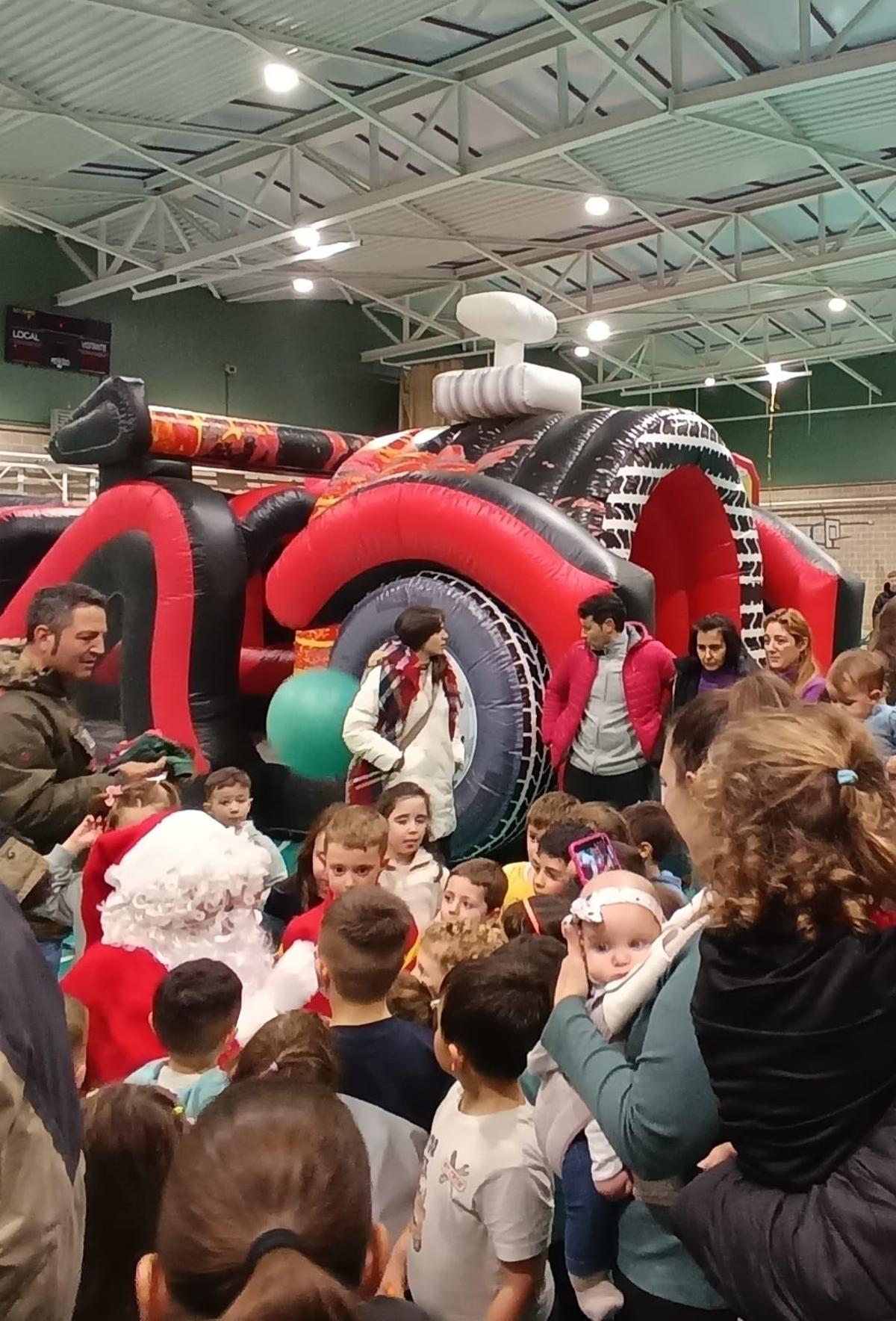 GALERÍA | Los niños de las Escuelas Deportivas Municipales celebran la Navidad