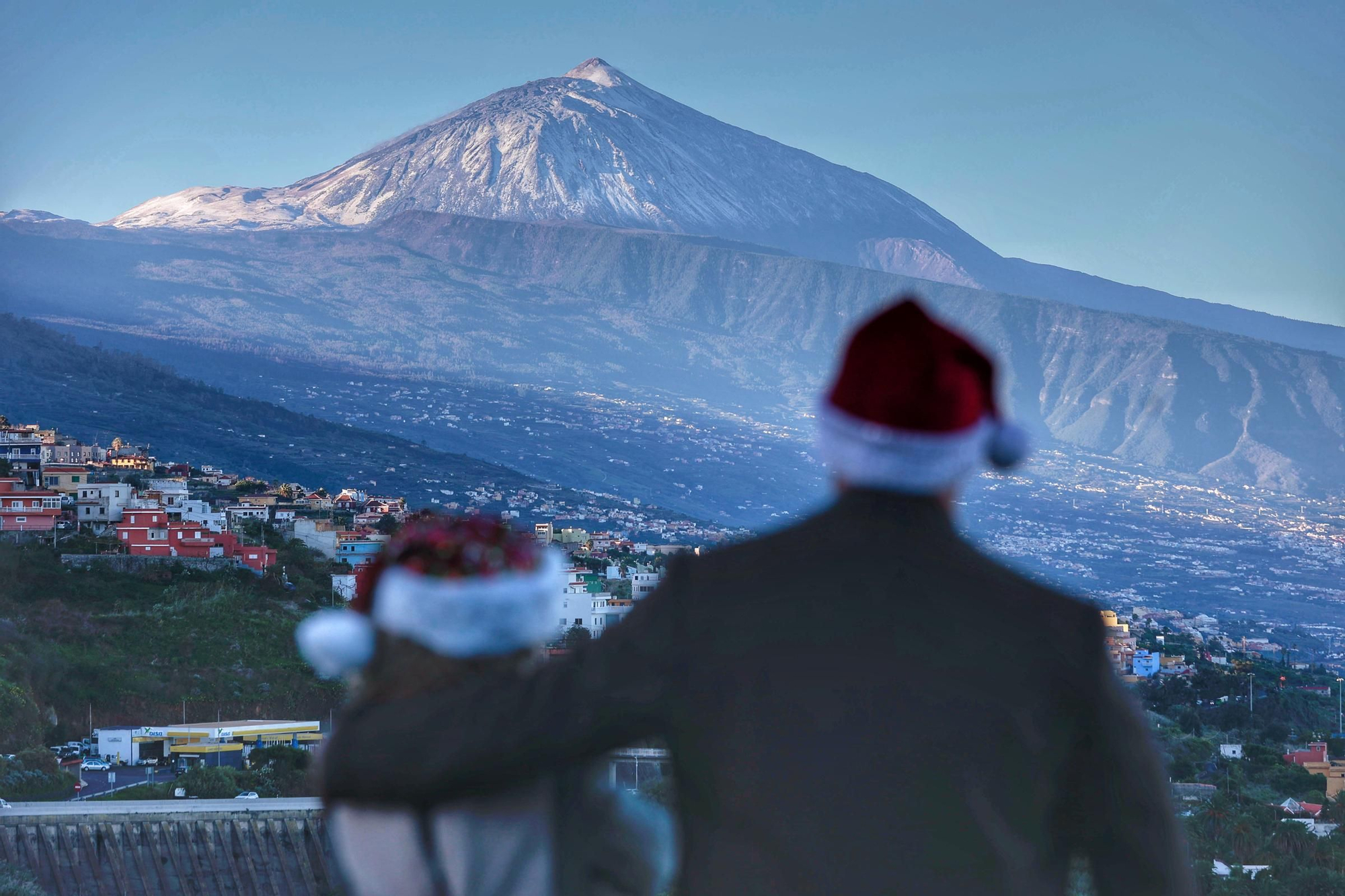 El Teide 'regala' a los tinerfeños un manto nevado por Navidad