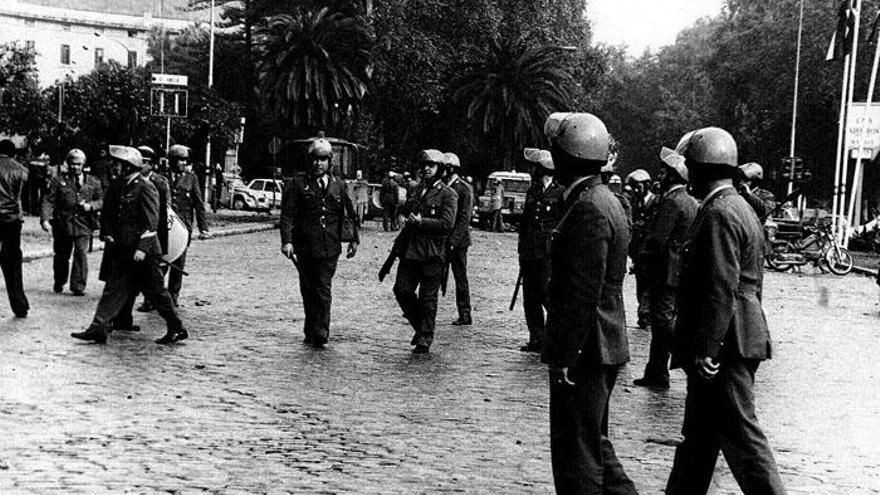 Policías, porra en mano, momentos antes de que se iniciara la manifestación.