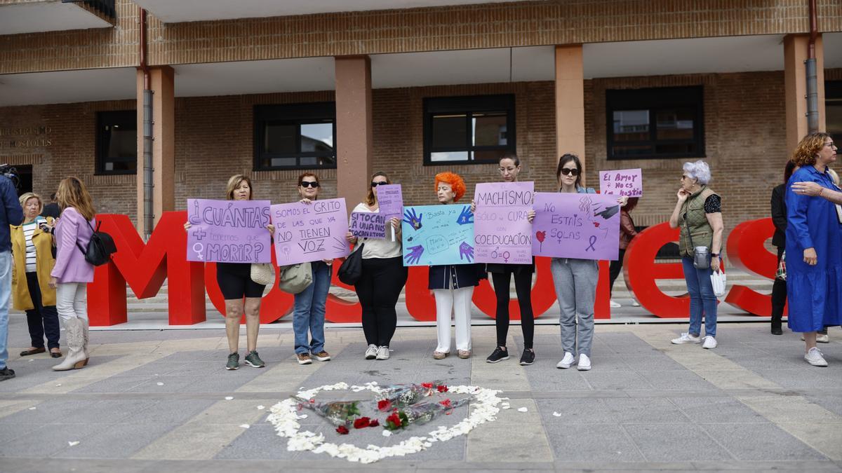 Emotivo minuto de silencio por la mujer asesinada en Móstoles