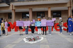 Emotivo minuto de silencio por la mujer asesinada en Móstoles