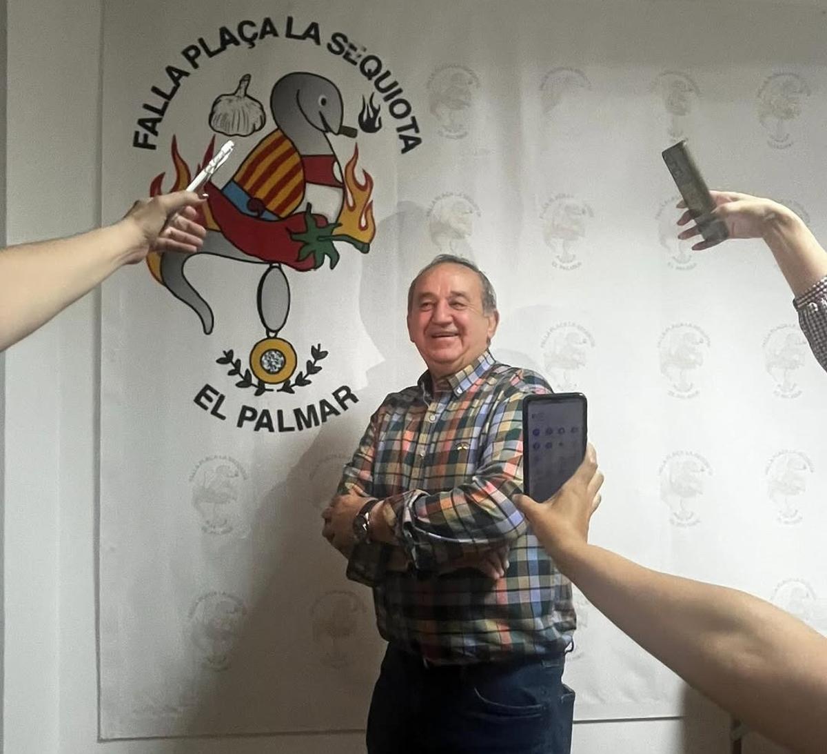Una simpática foto de su comisión, en su últmo nombramiento como presidente