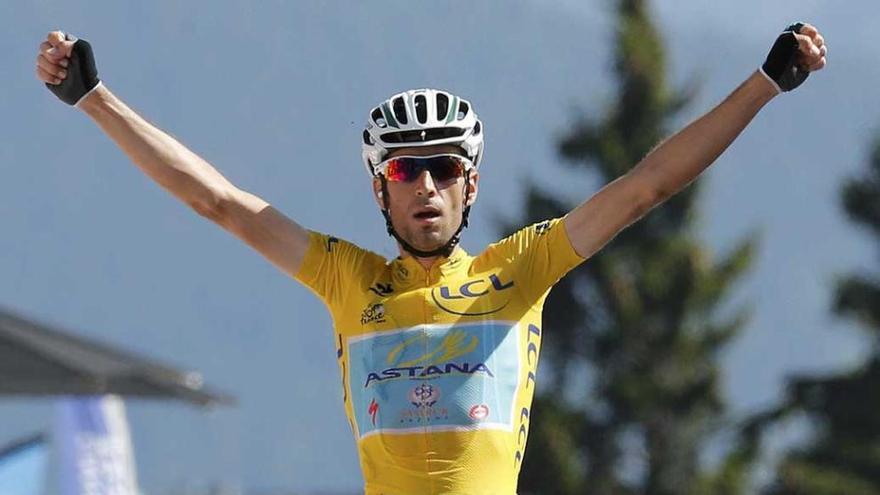 Nibali celebra su victoria en la meta de Chamrousse.