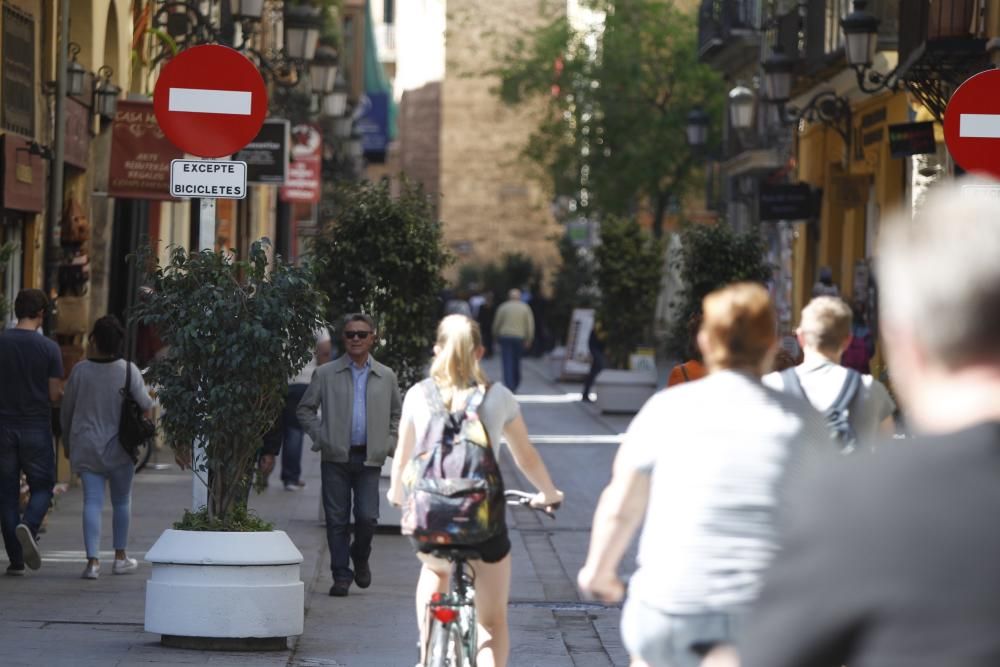 Bicis y peatones toman la calle Serranos.