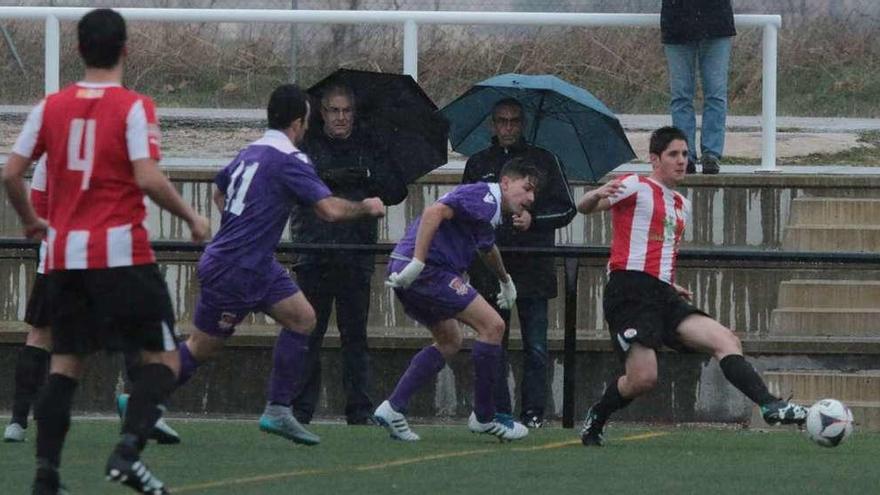 Un jugador del Zamora B realiza un pase at´ras en el último partido del filial en casa.