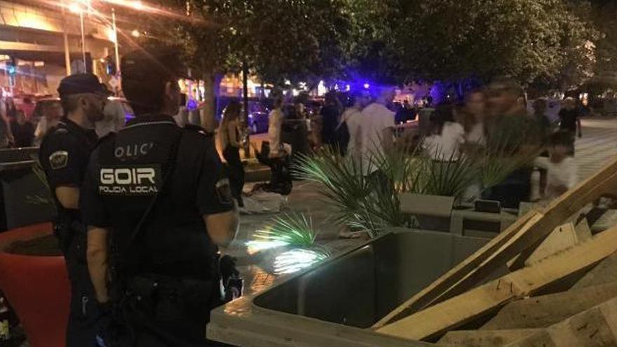 Policías locales vigilando las playas de Alicante la noche de San Juan del año pasado.