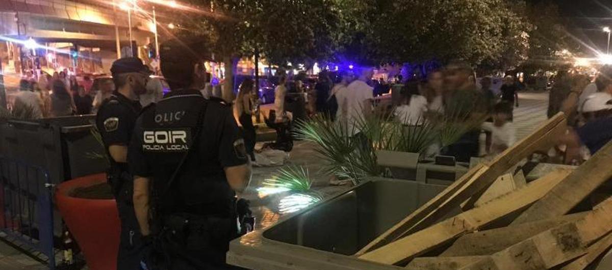 Policías locales vigilando las playas de Alicante la noche de San Juan del año pasado.